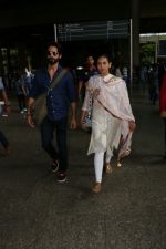 Shahid Kapoor with His Wife Mira Rajput Spotted At Airport on 2nd Sept 2017 (6)_59aabb79e1da8.JPG