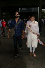 Shahid Kapoor with His Wife Mira Rajput Spotted At Airport on 2nd Sept 2017 (7)_59aabb5d733e8.JPG