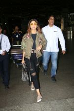 Shilpa Shetty Spotted At Airport on 1st Sept 2017 (7)_59aa4b7d50b29.JPG