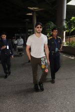Sidharth Malhotra Spotted At Airport on 4th Sept 2017 (10)_59ae4c3f9e791.JPG
