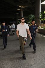 Sidharth Malhotra Spotted At Airport on 4th Sept 2017 (9)_59ae4c3e74681.JPG