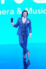 Ranveer Singh at the Launch Of Vivo V7+ Flagship Device on 7th Sept 2017 (170)_59b24a65111e2.JPG