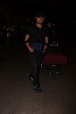 Sonu Nigam Spotted At Airport on 8th Sept 2017 (11)_59b397bb39b9a.JPG