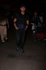Sonu Nigam Spotted At Airport on 8th Sept 2017 (5)_59b397b57fb6f.JPG