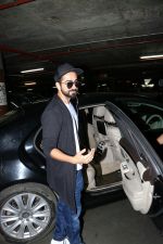 Ayushmann Khurrana Spotted At Airport on 9th Sept 2017 (1)_59b4b6bf08aa7.JPG