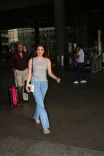 Kajal Aggarwal Spotted At Airport on 9th Sept 2017 (2)_59b4b6ebd22a7.JPG