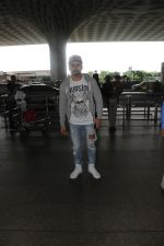 Karan Tacker Spotted At Airport on 9th Sept 2017 (7)_59b4b7171f174.JPG