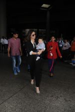 Kareena Kapoor & Her Son Taimur Ali Khan Spotted At Airport on 8th Sept 2017 (11)_59b4b4ac1e4ec.JPG