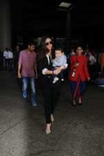 Kareena Kapoor & Her Son Taimur Ali Khan Spotted At Airport on 8th Sept 2017 (12)_59b4b4ad1e8c8.JPG