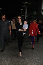 Kareena Kapoor & Her Son Taimur Ali Khan Spotted At Airport on 8th Sept 2017 (14)_59b4b4aed1db0.JPG