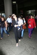 Kareena Kapoor & Her Son Taimur Ali Khan Spotted At Airport on 8th Sept 2017 (3)_59b4b4a412f7b.JPG