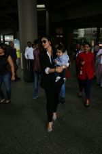 Kareena Kapoor & Her Son Taimur Ali Khan Spotted At Airport on 8th Sept 2017 (4)_59b4b4a4f0a1e.JPG