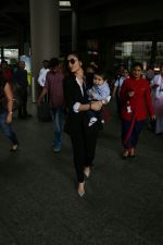 Kareena Kapoor & Her Son Taimur Ali Khan Spotted At Airport on 8th Sept 2017 (5)_59b4b4a696bf7.JPG