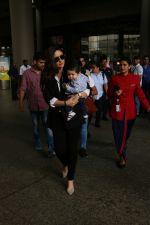 Kareena Kapoor & Her Son Taimur Ali Khan Spotted At Airport on 8th Sept 2017 (7)_59b4b4a8646e9.JPG