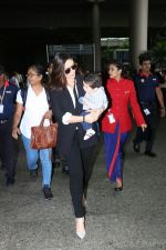 Kareena Kapoor & Her Son Taimur Ali Khan Spotted At Airport on 8th Sept 2017 (8)_59b4b4a940a27.JPG