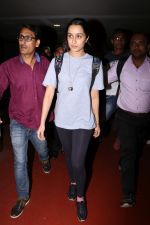 Shraddha Kapoor Spotted At Airport on 15th Sept 2017 (11)_59bc8ac143523.JPG