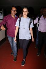 Shraddha Kapoor Spotted At Airport on 15th Sept 2017 (12)_59bc8ac209e89.JPG