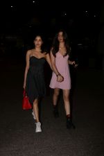 Jhanvi Kapoor, Khushi Kapoor spotted at airport on 18th Sept 2017 (6)_59c0b630efb9a.JPG