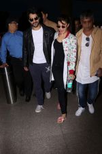 Varun Dhawan, Jacqueline Fernandez Spotted At Airport on 19th Sept 2017 (8)_59c0b5d9aedf3.JPG