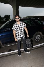 Karan Tacker Spotted At Airport on 19th Sept 2017 (2)_59c216e38d98d.JPG