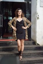 Taapsee Pannu At Dance Plus Final Episodes on 21st Sept 2017 (52)_59c51c9c5abca.JPG