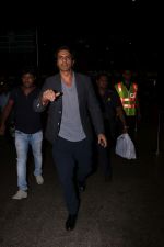 Arjun Rampal Spotted At Airport on 23rd Sept 2017 (3)_59c5d33cf18ff.JPG