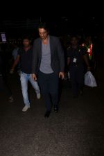 Arjun Rampal Spotted At Airport on 23rd Sept 2017 (7)_59c5d3432e05f.JPG