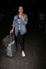 Surveen Chawla Spotted At Airport on 23rd Sept 2017 (7)_59c6013db58e8.JPG