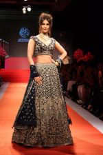 Vaani Kapoor Walks Ramp At IIJW on 24th Sept 2017 (21)_59c8a79fd0ac1.jpg