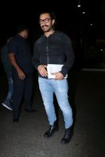 Aamir Khan Spotted At Airport on 26th Sept 2017 (17)_59c9cb2b60c49.JPG