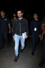 Aamir Khan Spotted At Airport on 26th Sept 2017 (3)_59c9cb225b90d.JPG