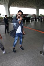 Shahid Kapoor Spotted At Airport on 25th Sept 2017 (11)_59c9cb98a4437.JPG