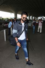 Shahid Kapoor Spotted At Airport on 25th Sept 2017 (6)_59c9cb5b3f386.JPG
