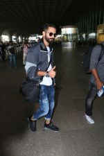 Shahid Kapoor Spotted At Airport on 25th Sept 2017 (8)_59c9cb768abd4.JPG