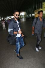 Shahid Kapoor Spotted At Airport on 25th Sept 2017 (9)_59c9cb92a4f26.JPG