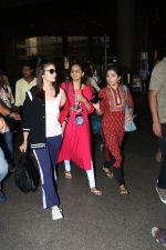 Alia Bhatt with her mother Soni Razdan spotted at airport on 27th Sept 2017 (17)_59ccd45799281.JPG