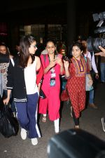 Alia Bhatt with her mother Soni Razdan spotted at airport on 27th Sept 2017 (18)_59ccd49016af2.JPG