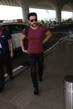 Emraan Hashmi Spotted At Airport on 27th Sept 2017 (2)_59ccd5adc124b.JPG