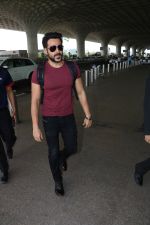 Emraan Hashmi Spotted At Airport on 27th Sept 2017 (9)_59ccd708d60e6.JPG