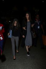 Kriti Sanon Spotted At Airport on 27th Sept 2017 (3)_59ccd5d186b5f.JPG