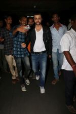 Sanjay Kapoor Spotted At Airport on 28th Sept 2017 (22)_59cce2de00cca.JPG