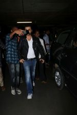 Sanjay Kapoor Spotted At Airport on 28th Sept 2017 (27)_59cce352a99d5.JPG