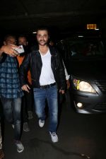 Sanjay Kapoor Spotted At Airport on 28th Sept 2017 (30)_59cce3b08e460.JPG