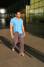 Sohail Khan Spotted At Airport on 28th Sept 2017 (10)_59cce430135ab.JPG