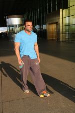 Sohail Khan Spotted At Airport on 28th Sept 2017 (9)_59cce40c76423.JPG
