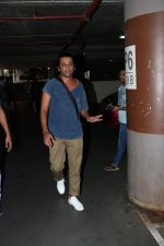 Sunil Grover with His Wife Spotted At Airport on 28th Sept 2017 (15)_59cce4c838511.JPG