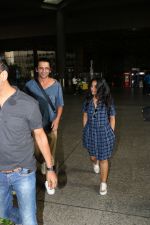 Sunil Grover with His Wife Spotted At Airport on 28th Sept 2017 (3)_59cce369db2af.JPG
