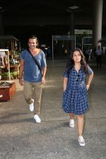 Sunil Grover with His Wife Spotted At Airport on 28th Sept 2017 (7)_59cce403ec451.JPG