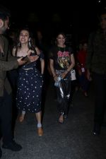 Jacqueline Fernandez, Taapsee Pannu Spotted At Airport on 28th Sept 2017 (12)_59d2159cc3bee.JPG