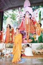 Kajol Devgan at North Bombay Sarbojanin Durga Puja on 29th Sept 2017_59d224e0e3819.JPG